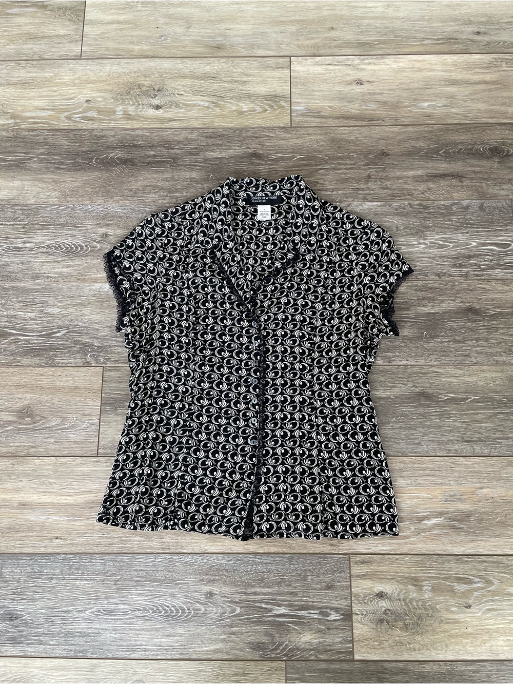 100% Silk Vintage Jones New York Black & White Button Down Short-Sleeve Blouse